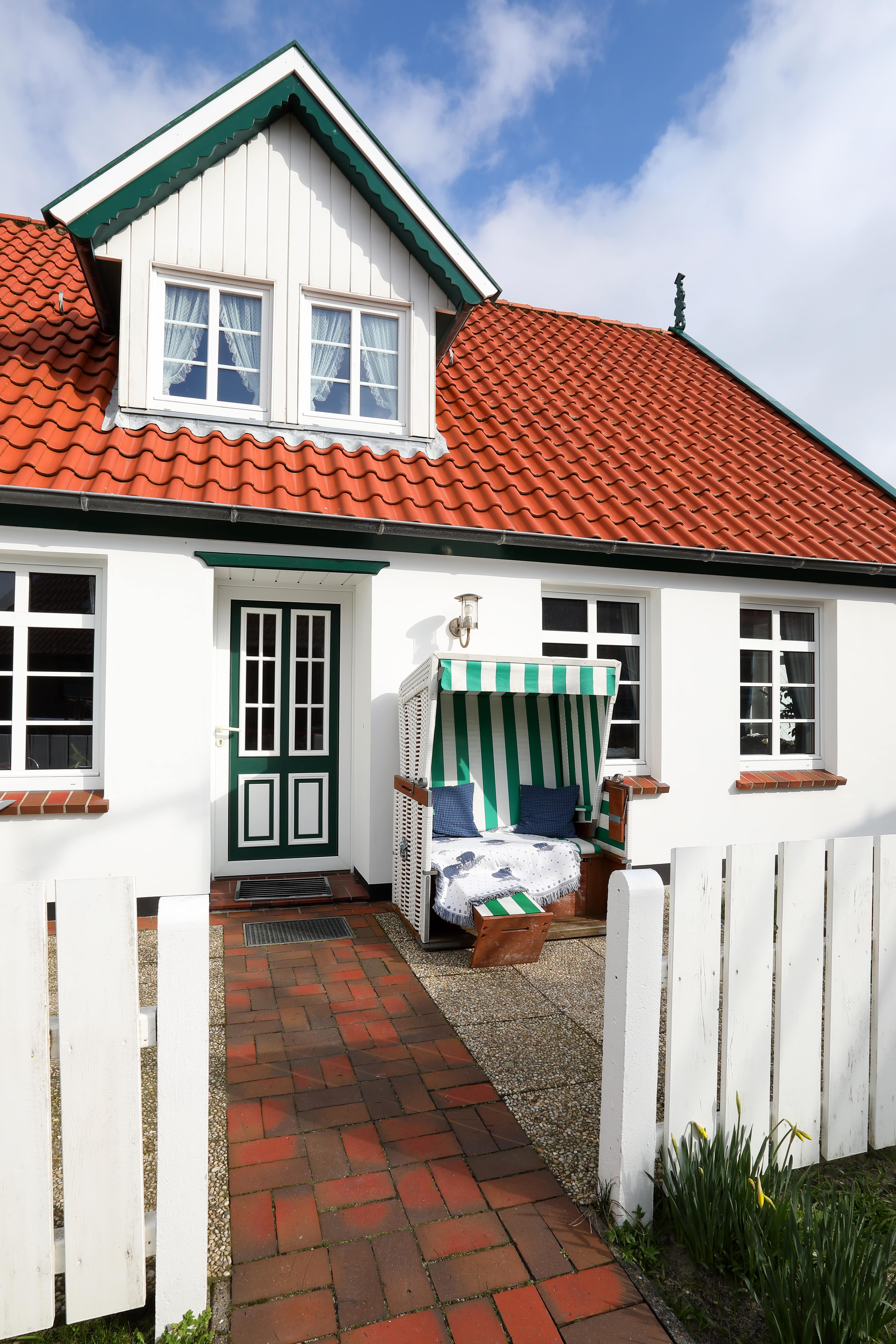 Terrasse mit Strandkorb v. Ferienwohnungen Langeoog Sjuts